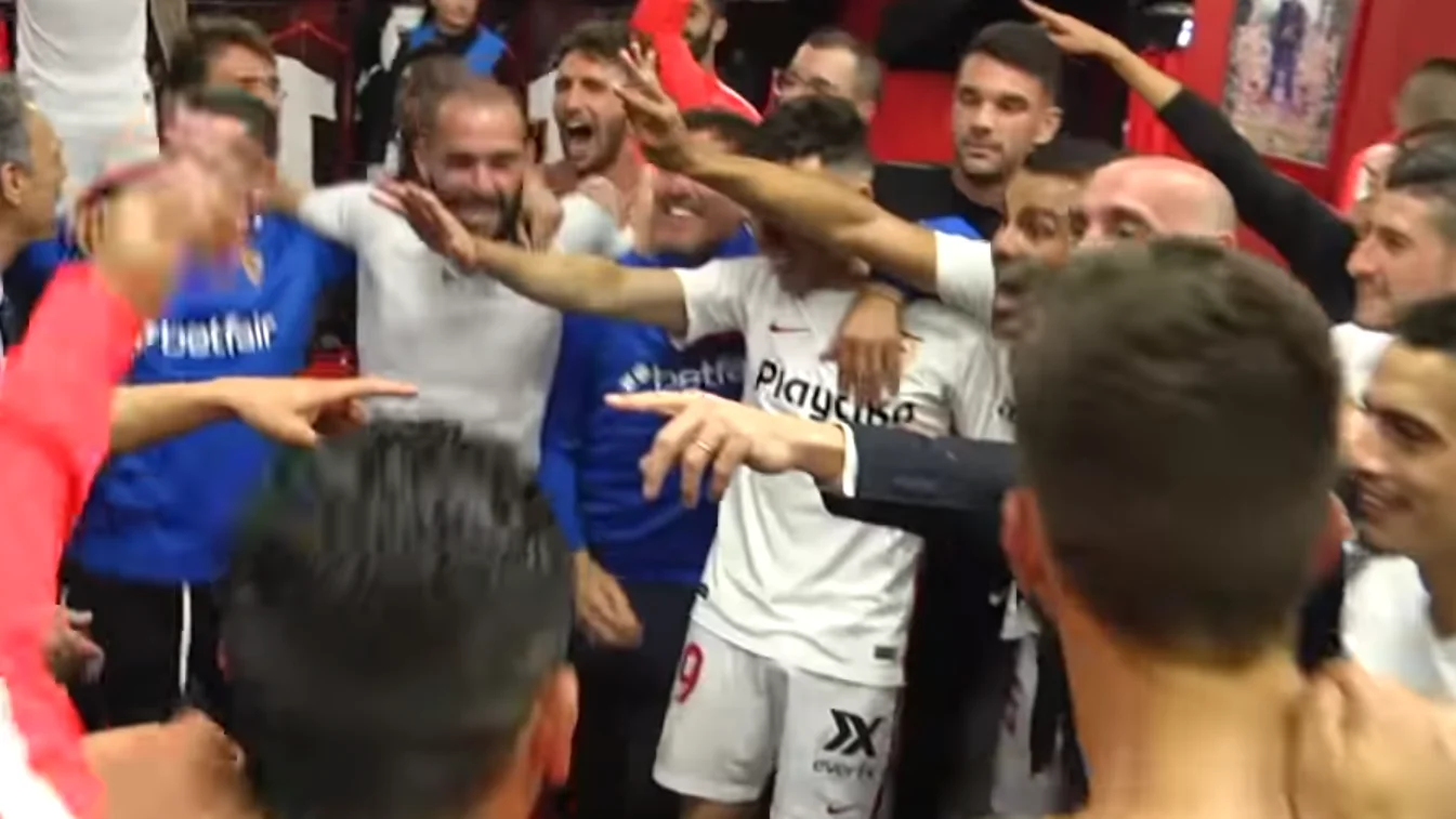 El vestuario del Sevilla celebra la victoria en el derbi El vestuario del Sevilla celebra la victoria en el derbi