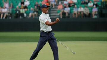 Tiger Woods celebra un birdie en el Masters de Augusta