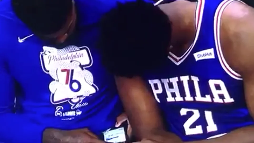 Amir Johnson y Joel Embiid miran el móvil durante el partido contra los Nets Amir Johnson y Joel Embiid miran el móvil durante el partido contra los Nets