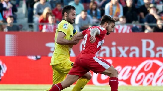Portu y Mario Gaspar pugnan por la posesi&oacute;n del bal&oacute;n