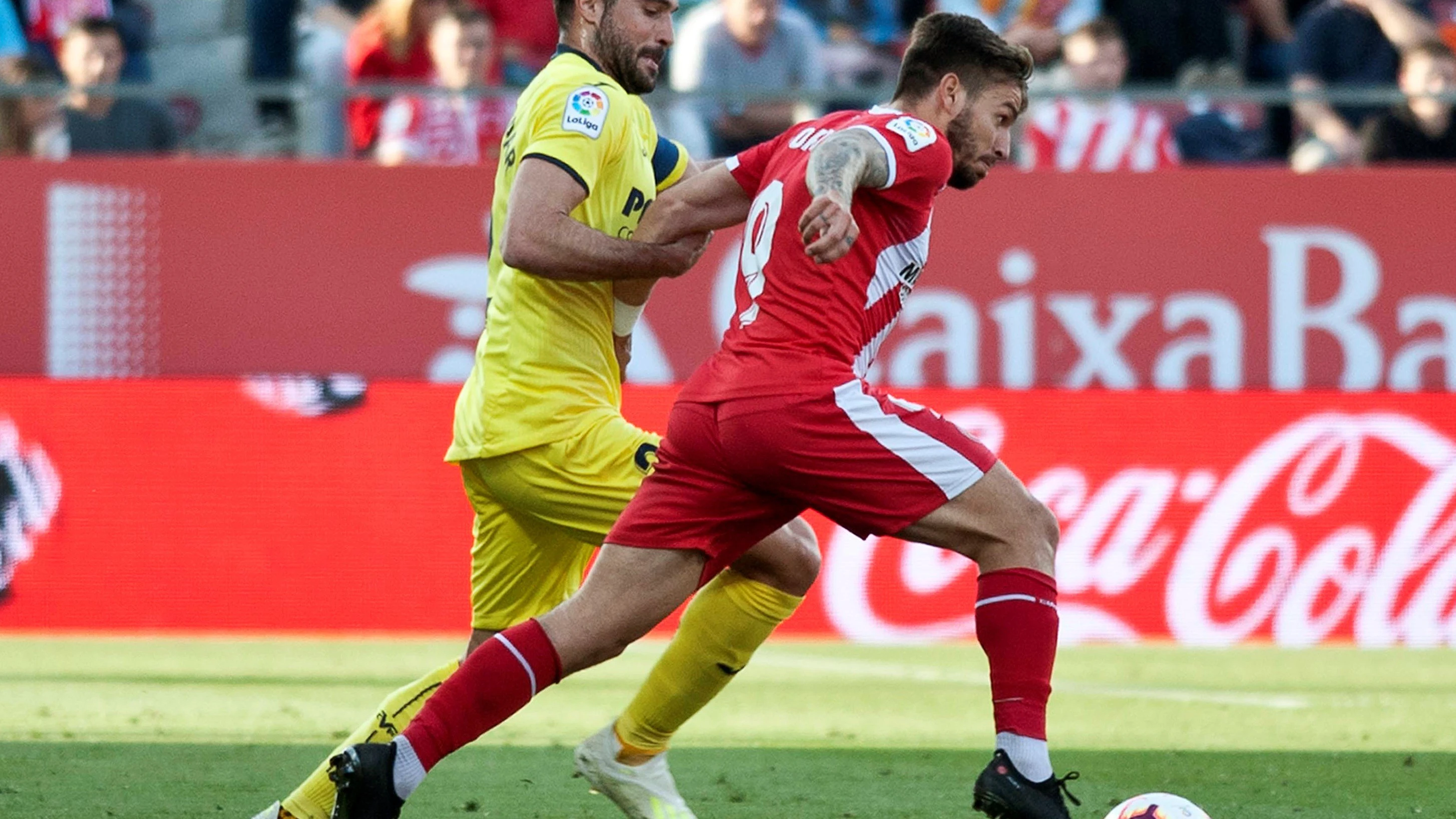 Portu y Mario Gaspar pugnan por la posesión del balón