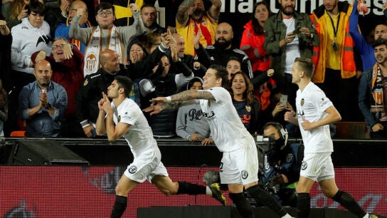 Guedes celebra un gol