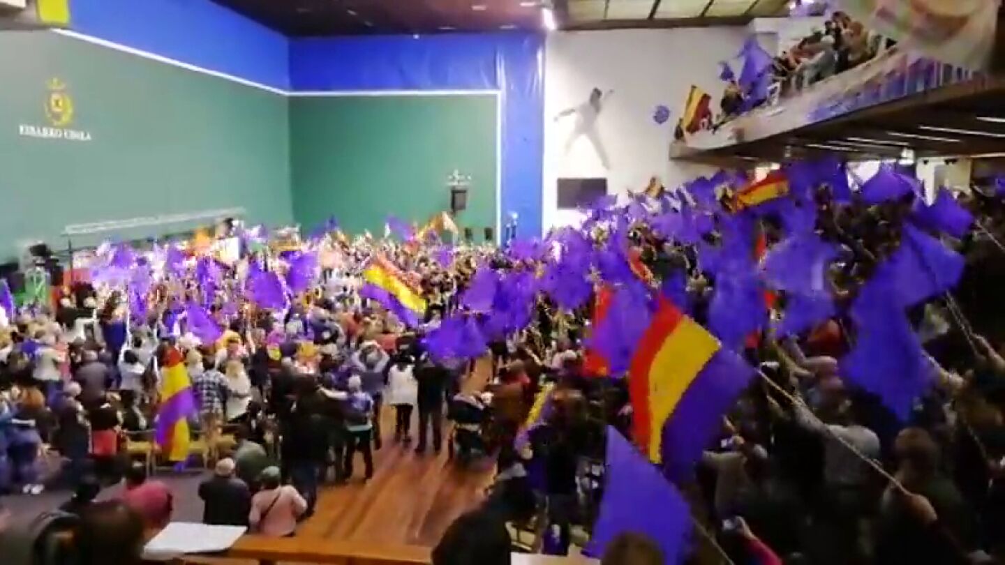 Banderas de la Rep&uacute;blica en un acto de Podemos en Eibar