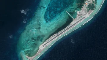 Isla Maafaru donde se encuentra el aeropuerto que ha destruido el hábitat natural donde anidan las tortugas 