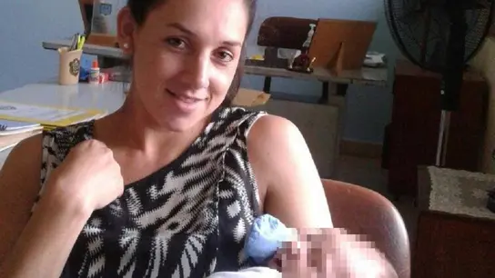 La teniente paraguaya Carmen Quinteros Giménez en mayo de 2016, con su bebé recién nacido en brazos. La teniente paraguaya Carmen Quinteros Giménez en mayo de 2016, con su bebé recién nacido en brazos.