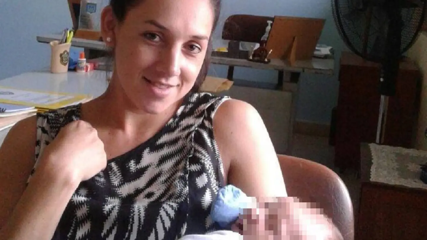 La teniente paraguaya Carmen Quinteros Giménez en mayo de 2016, con su bebé recién nacido en brazos. La teniente paraguaya Carmen Quinteros Giménez en mayo de 2016, con su bebé recién nacido en brazos.