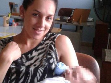 La teniente paraguaya Carmen Quinteros Giménez en mayo de 2016, con su bebé recién nacido en brazos. La teniente paraguaya Carmen Quinteros Giménez en mayo de 2016, con su bebé recién nacido en brazos.