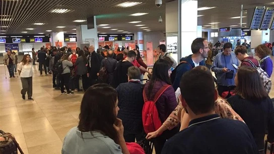 Imagen de las colas en el aeropuerto madrileño de Barajas. Imagen de las colas en el aeropuerto madrileño de Barajas.