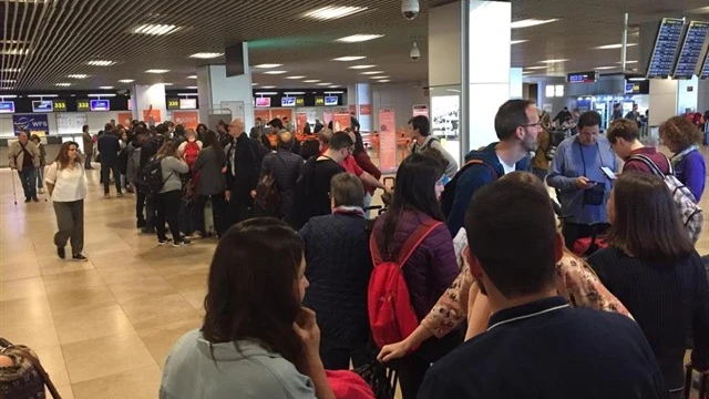 Imagen de las colas en el aeropuerto madrileño de Barajas.