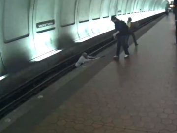 Un hombre intenta salir de las vías del metro en Maryland, EEUU. Un hombre intenta salir de las vías del metro en Maryland, EEUU.