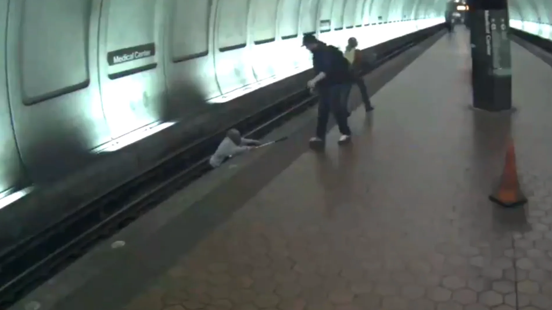Un hombre intenta salir de las vías del metro en Maryland, EEUU.