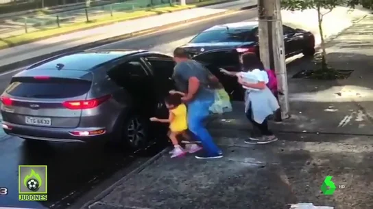 Moacir, exjugador brasileño, asaltado en plena calle en Brasil junto a sus hijas Moacir, exjugador brasileño, asaltado en plena calle en Brasil junto a sus hijas