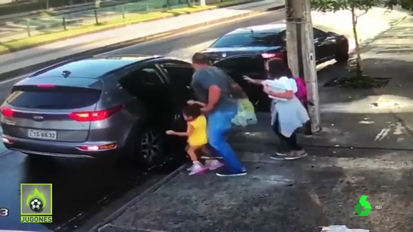 Moacir, exjugador brasileño, asaltado en plena calle en Brasil junto a sus hijas Moacir, exjugador brasileño, asaltado en plena calle en Brasil junto a sus hijas