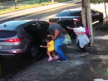 Moacir, exjugador brasileño, asaltado en plena calle en Brasil junto a sus hijas Moacir, exjugador brasileño, asaltado en plena calle en Brasil junto a sus hijas
