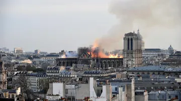 Vistas del incendio declarado en la catedral de Notre Dame de París