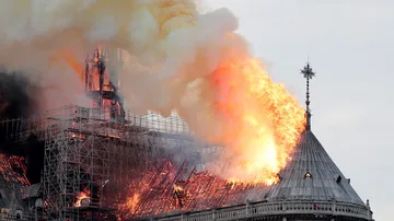 El fuego devora el tejado de la catedral de Notre Dame 