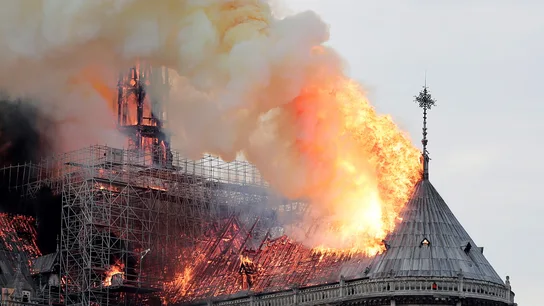 El fuego devora el tejado de la catedral de Notre Dame El fuego devora el tejado de la catedral de Notre Dame