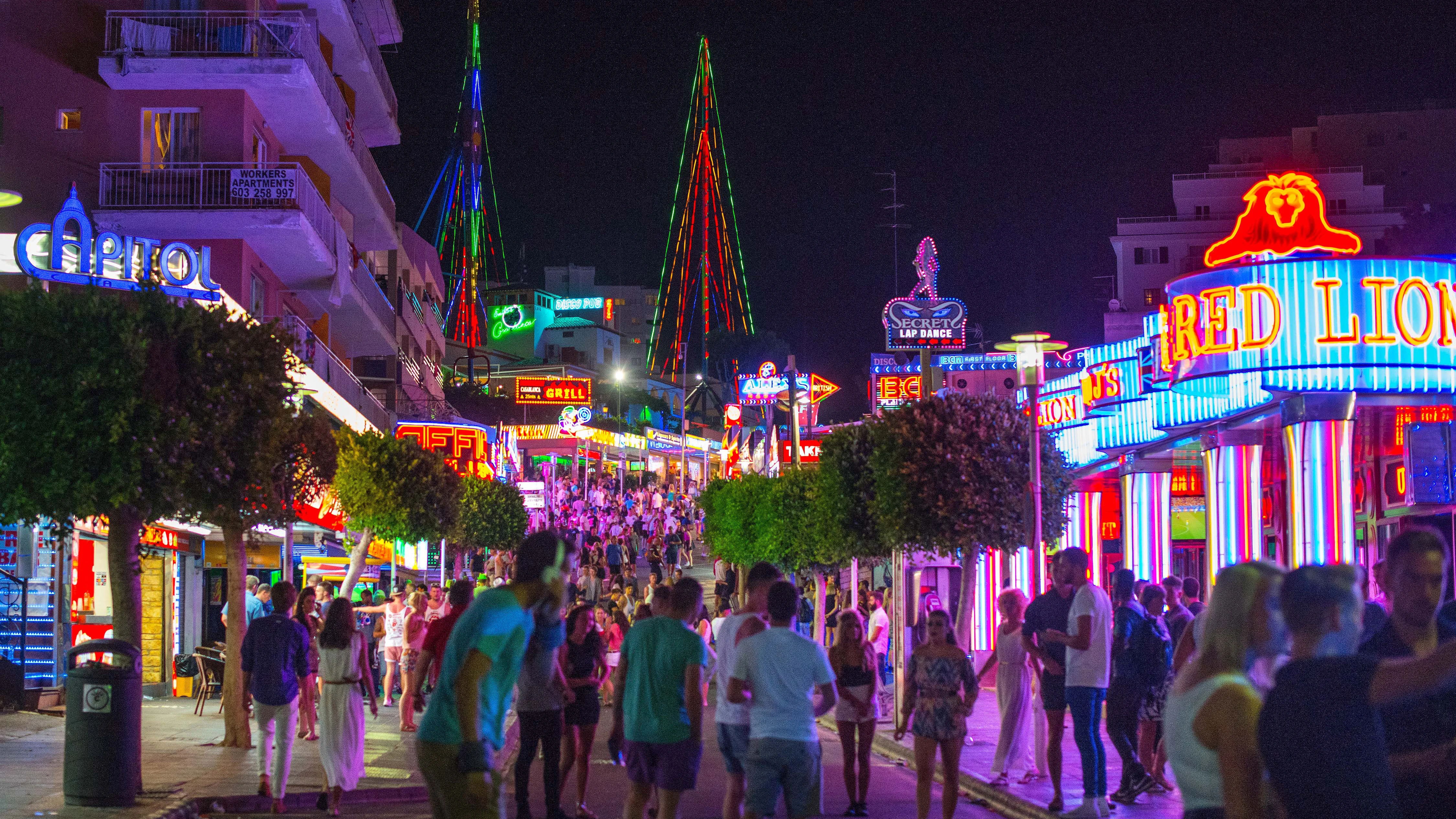 Turistas en Punta Ballena, en Magaluf (Mallorca)