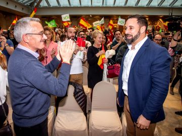 Santiago Abascal al dirigente de VOX José Antonio Ortega Lara Santiago Abascal al dirigente de VOX José Antonio Ortega Lara