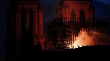 Vista general del incendio que consume el techo de la catedral de Notre Dame 