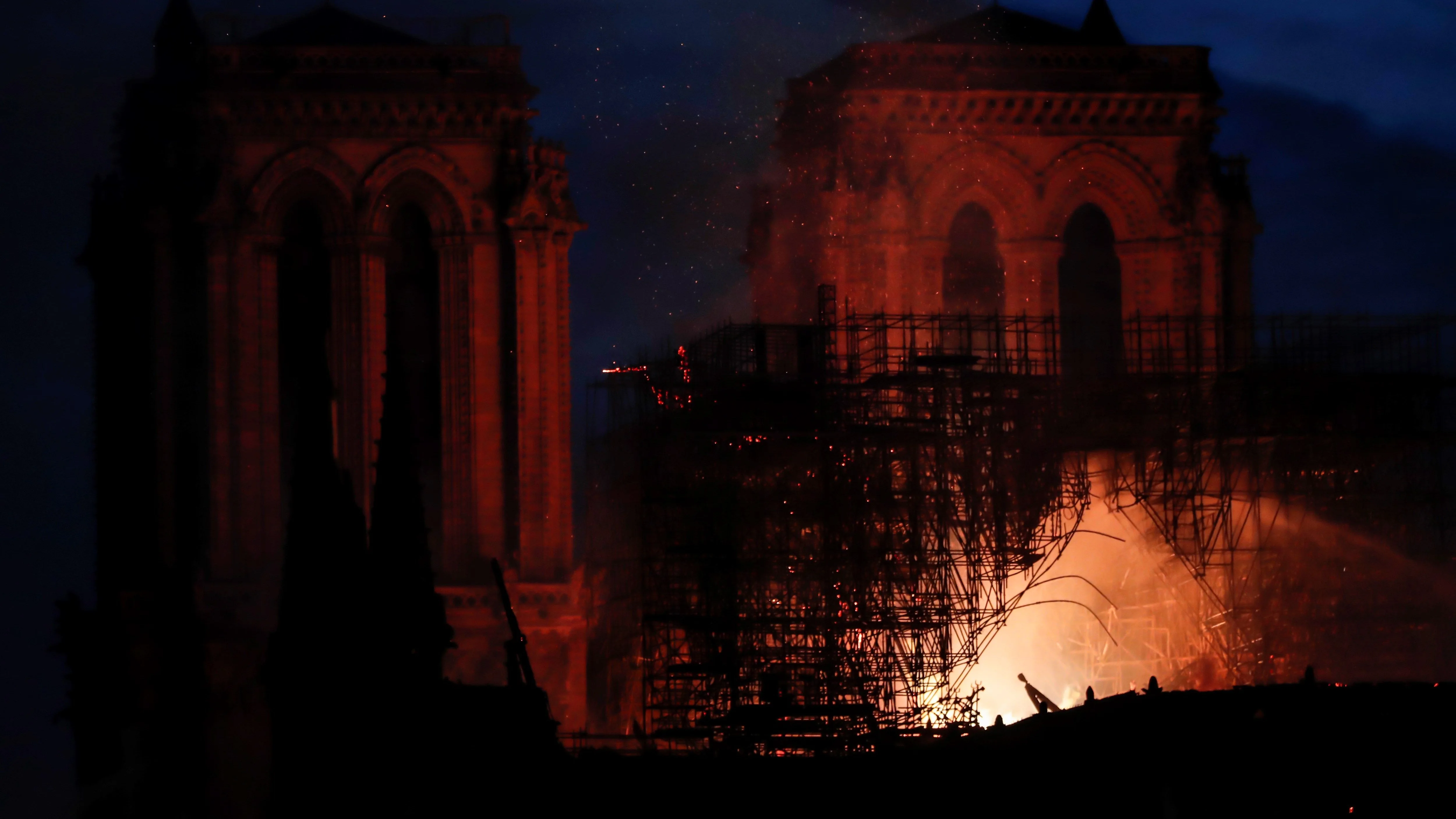 Vista general del incendio que consume el techo de la catedral de Notre Dame 