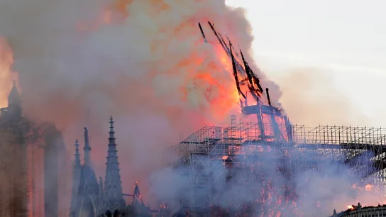 Cae la aguja central de Notre Dame Cae la aguja central de Notre Dame
