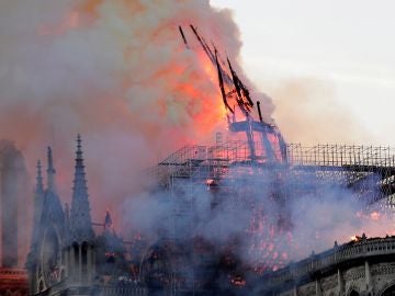 Cae la aguja central de Notre Dame Cae la aguja central de Notre Dame