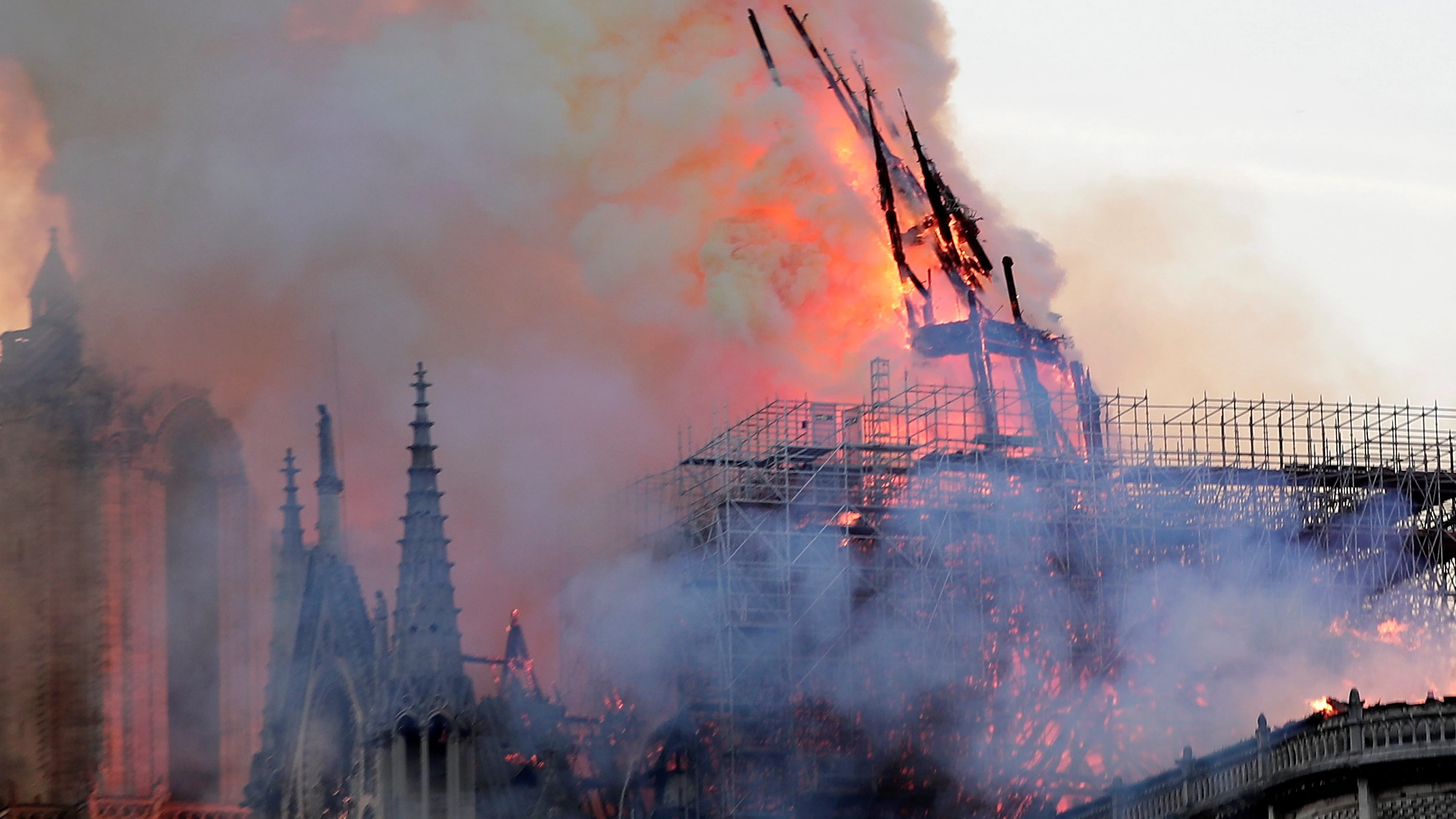 Cae la aguja central de Notre Dame