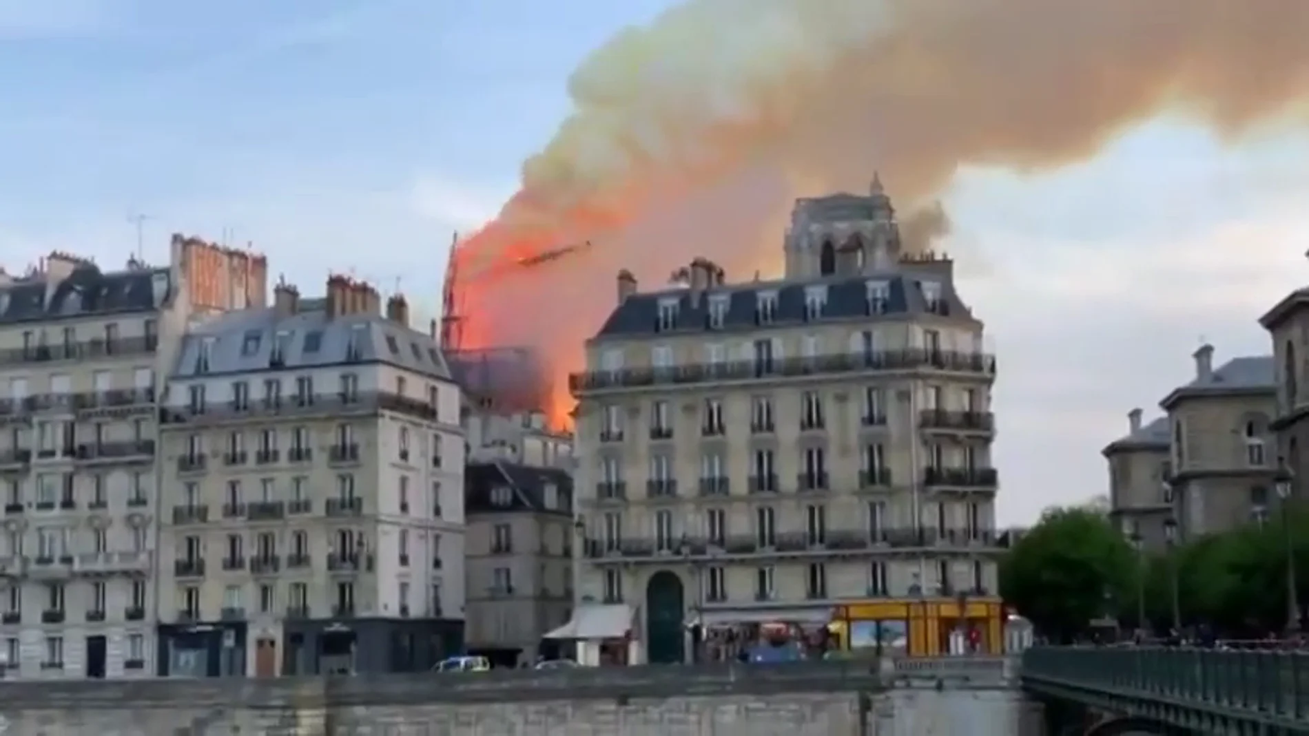 Incendio en Notre-Dame: el video del momento en que se derrumba la aguja de la catedral