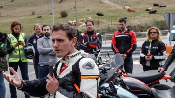 Albert Rivera celebra un acto electoral con motoristas en el mirador de Ángel Nieto, en Madrid