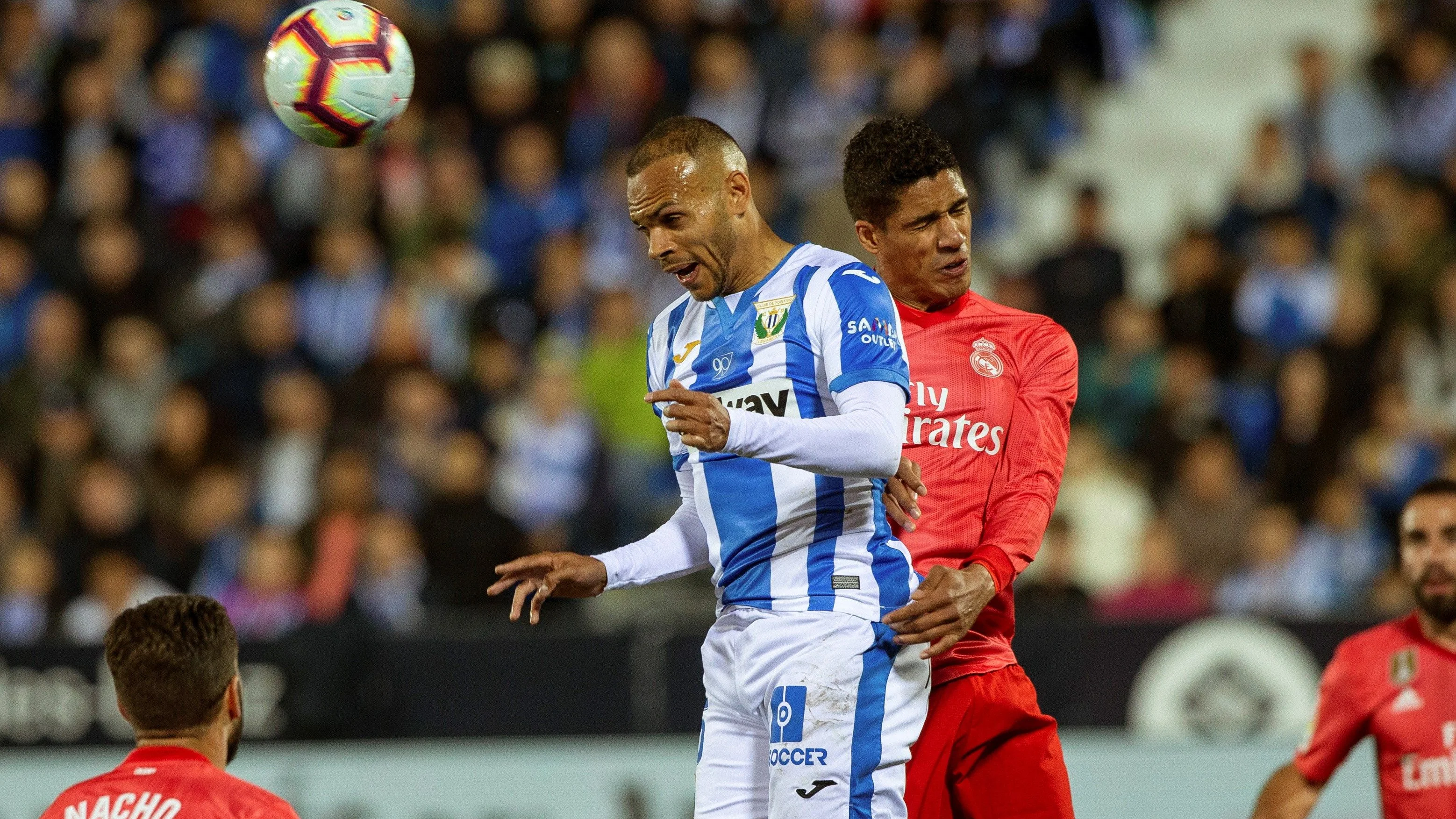 Varane pelea un balón ante Martin Braithwaite