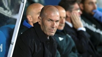 Zidane, en el banquillo de Butarque