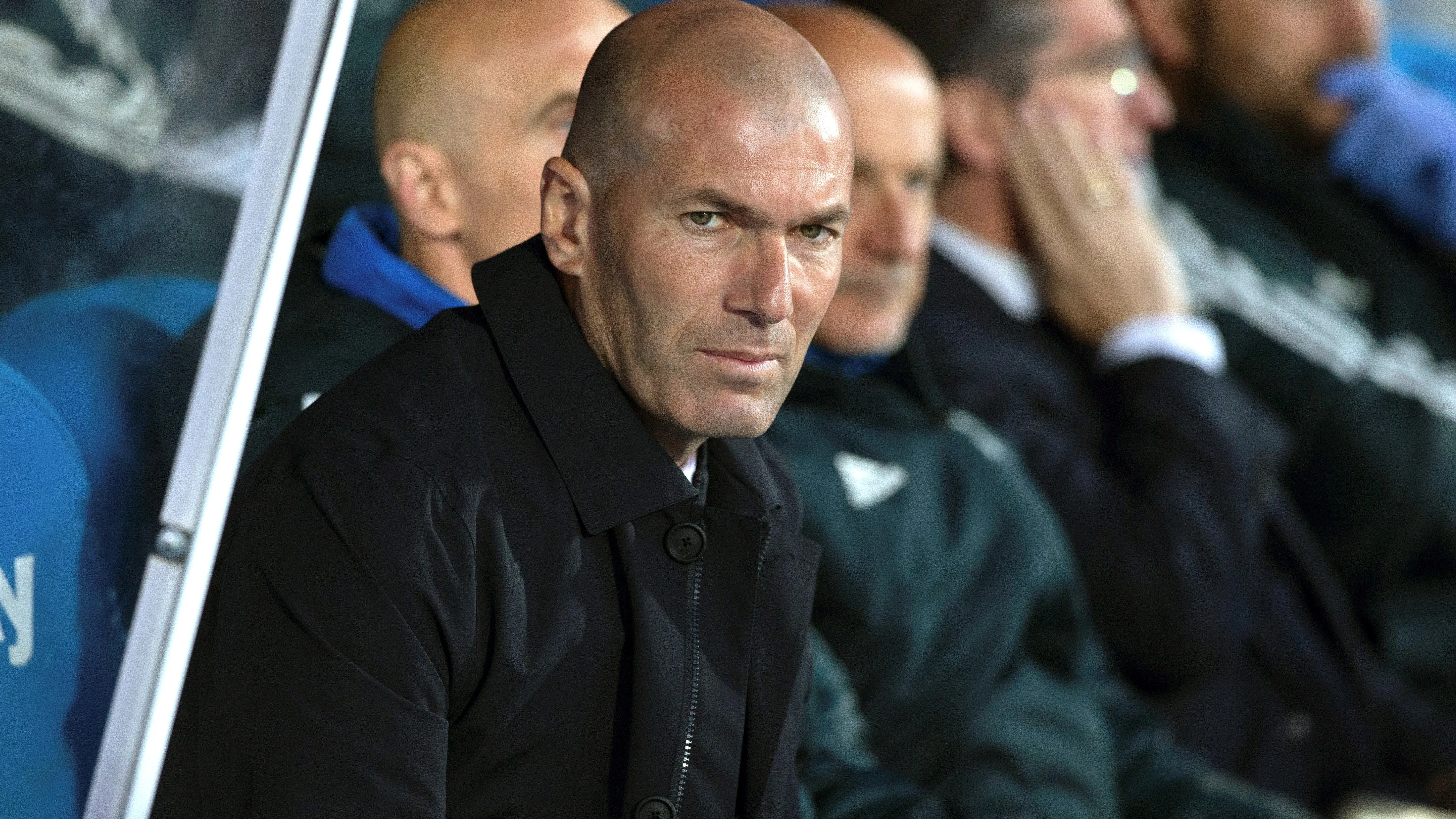 Zidane, en el banquillo de Butarque