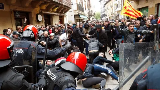 La Ertzaintza ha tenido que cargar contra los manifestantes para proteger al candidato de Ciudadanos La Ertzaintza ha tenido que cargar contra los manifestantes para proteger al candidato de Ciudadanos