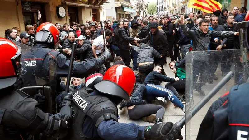 La Ertzaintza ha tenido que cargar contra los manifestantes para proteger al candidato de Ciudadanos