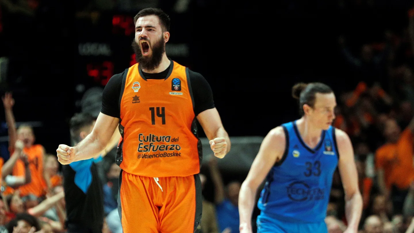 Bojan Dubljevic celebra una canasta ante el Alba de Berlín Bojan Dubljevic celebra una canasta ante el Alba de Berlín