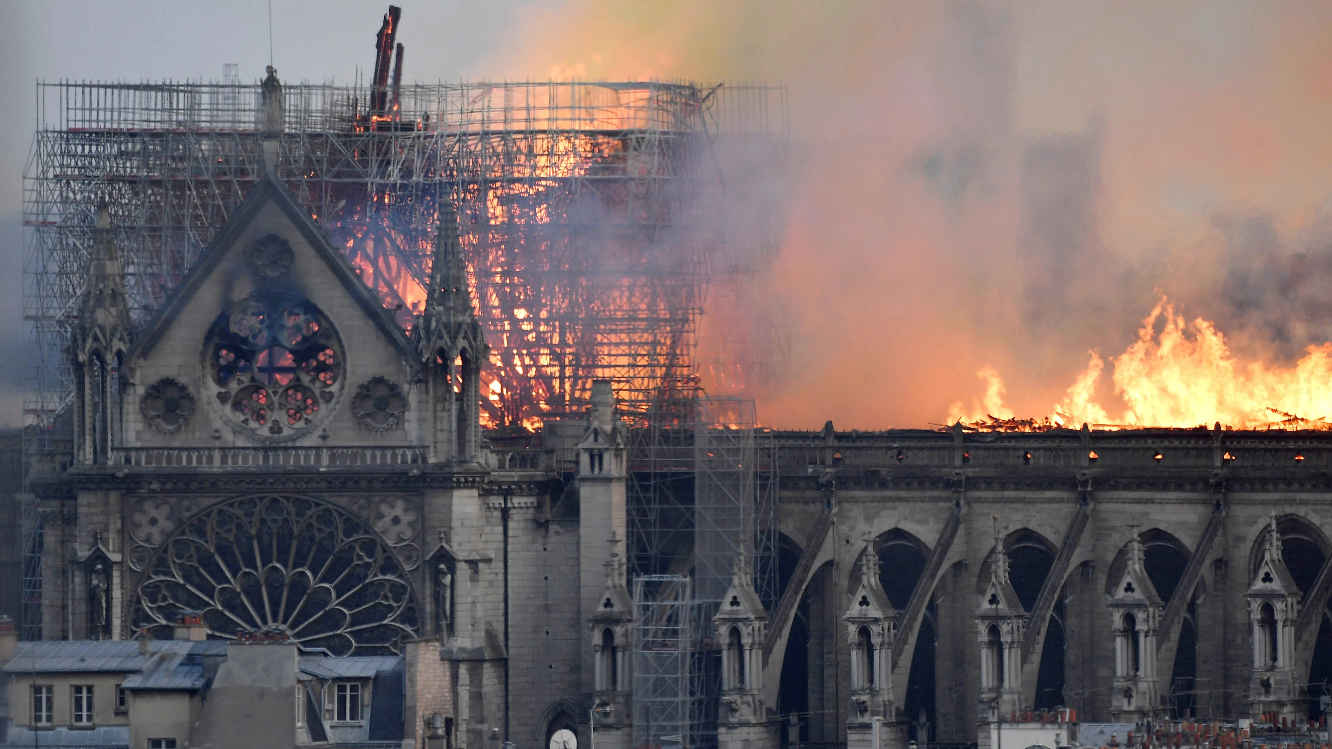 Las llaman devoran la catedral de Notre Dame 