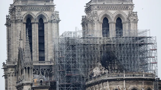 Vista de uno de los andamios destruidos por las llamas en la fachada de la catedral de Notre Dame Vista de uno de los andamios destruidos por las llamas en la fachada de la catedral de Notre Dame