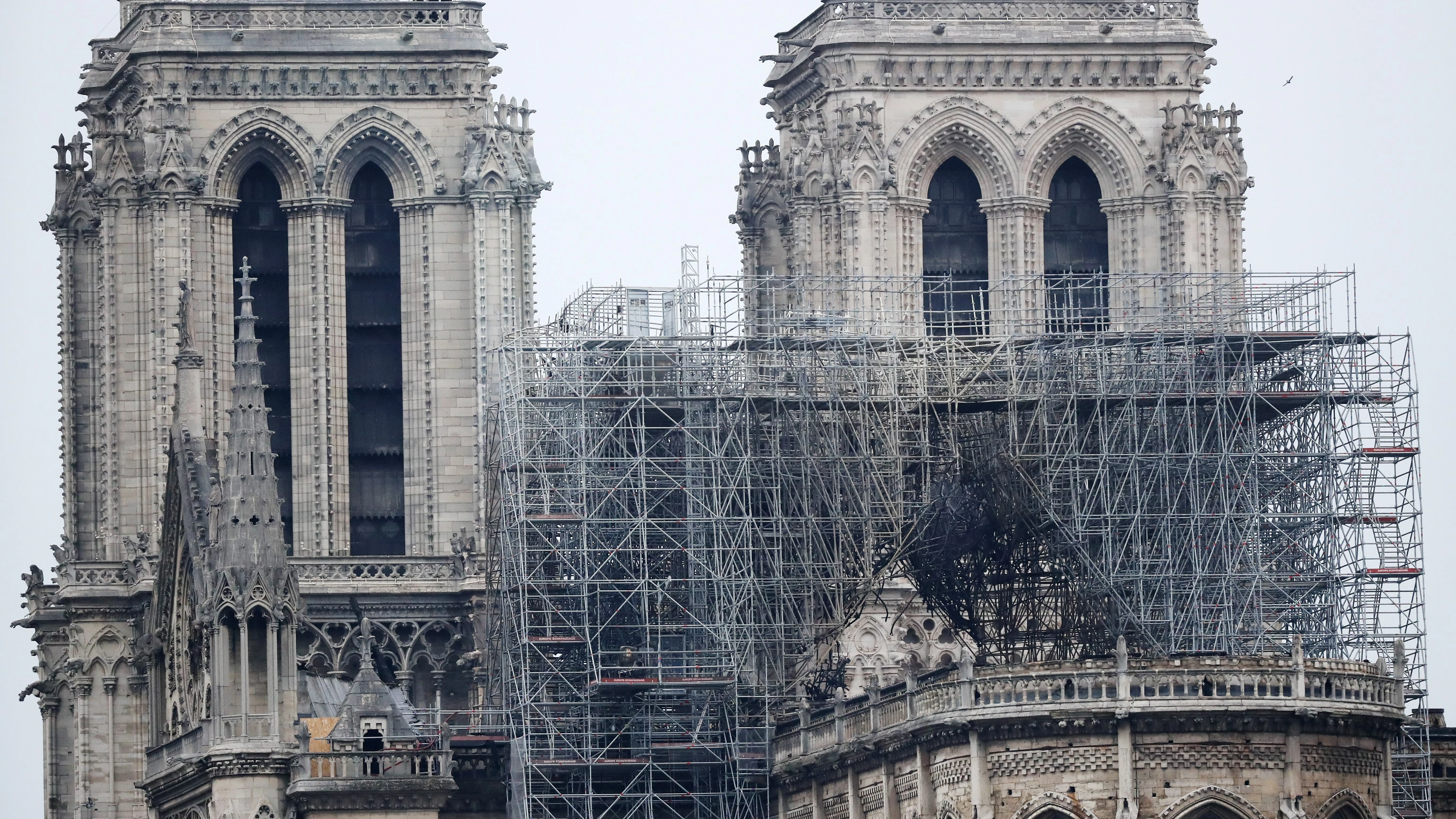 Vista de uno de los andamios destruidos por las llamas en la fachada de la catedral de Notre Dame