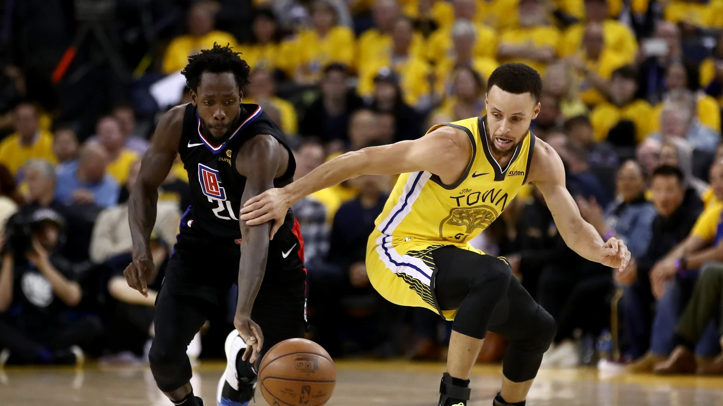 Beverley le roba la cartera a Curry Beverley le roba la cartera a Curry