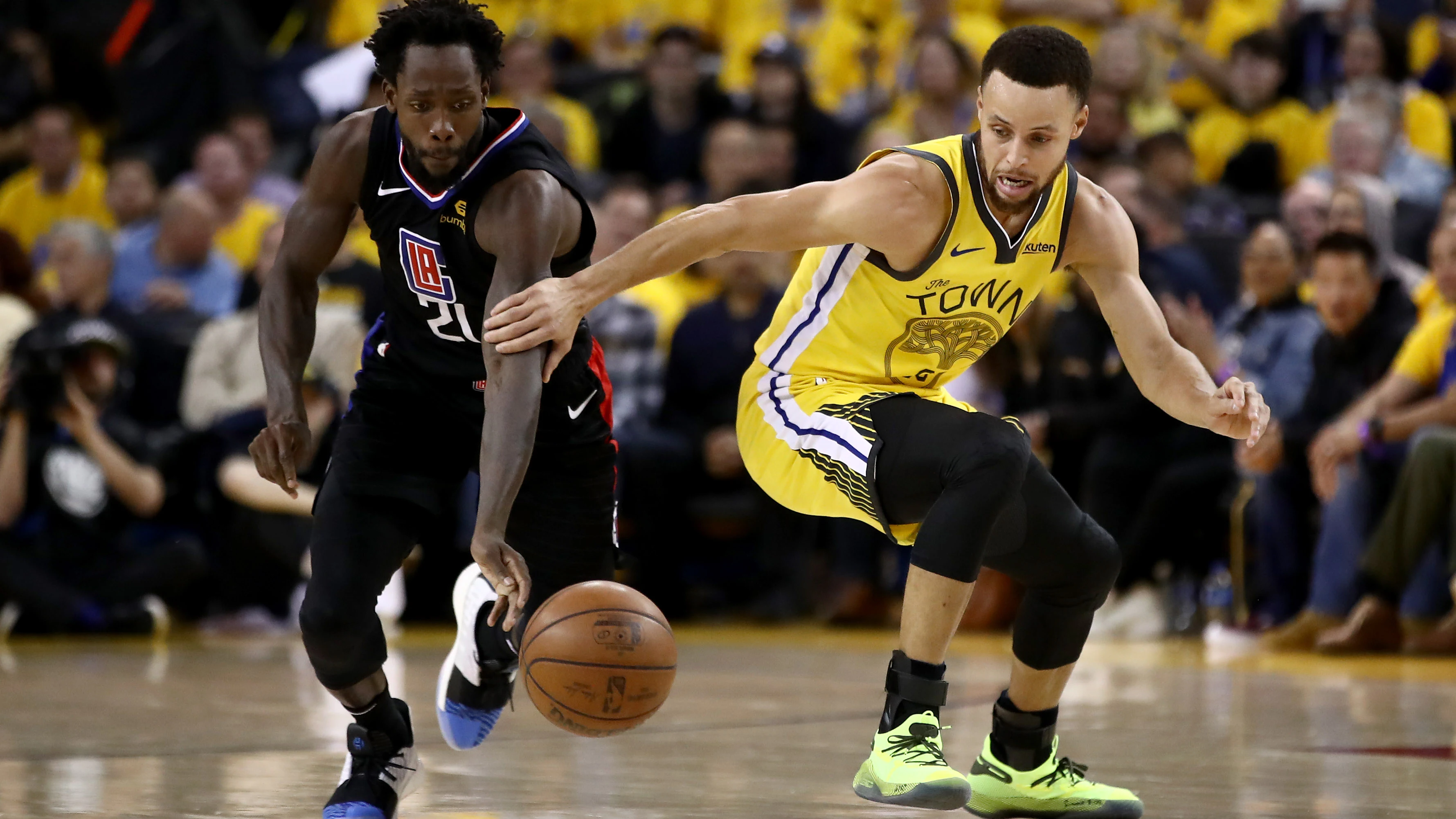 Beverley le roba la cartera a Curry