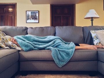 Dormir en un sofá Dormir en un sofá