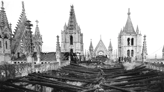 Incendio de la Catedral de León en 1966. Incendio de la Catedral de León en 1966. Fotografías cedida por César Andrés.