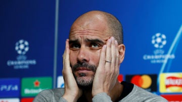 Pep Guardiola atiende a los medios