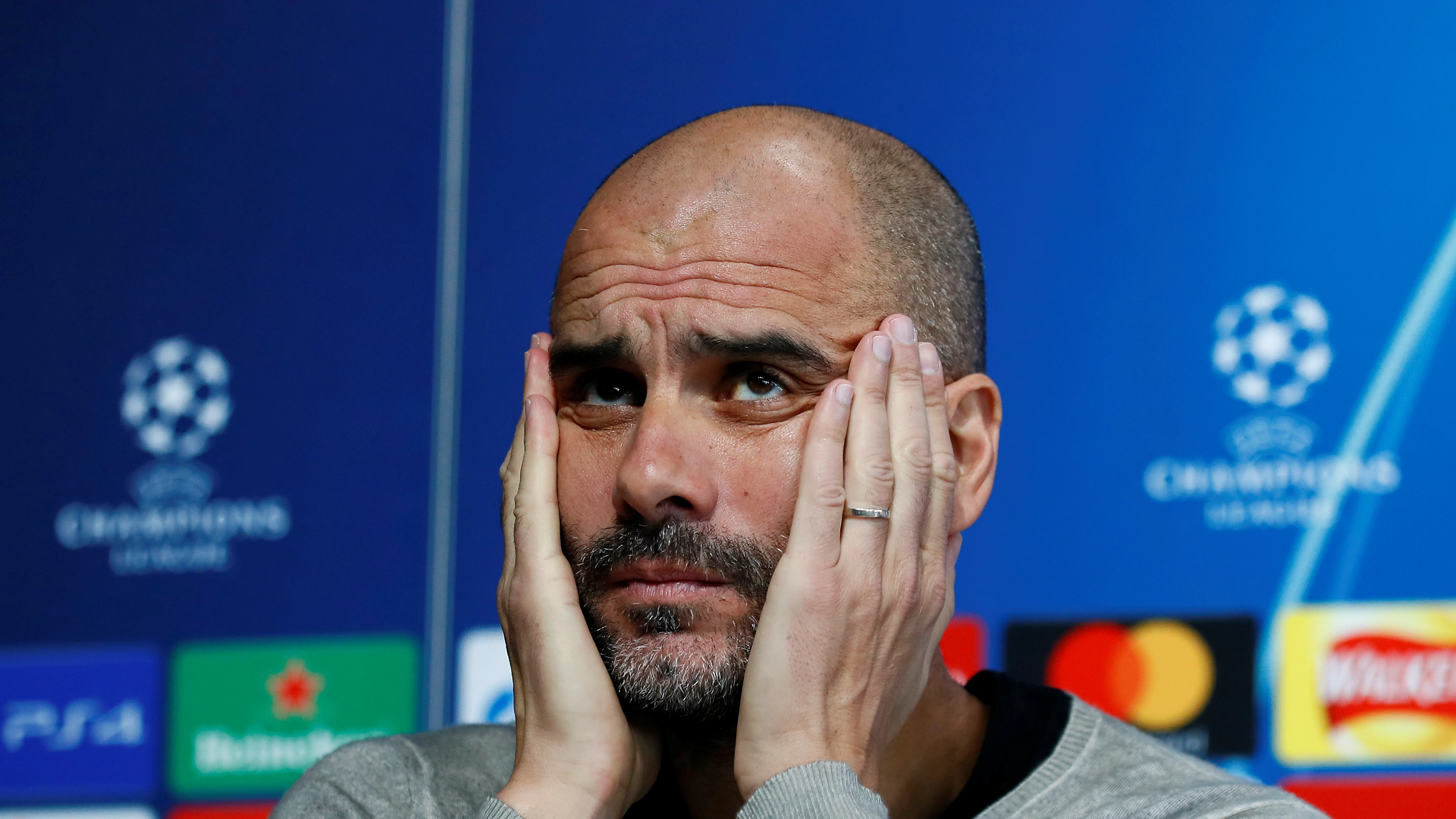 Pep Guardiola atiende a los medios