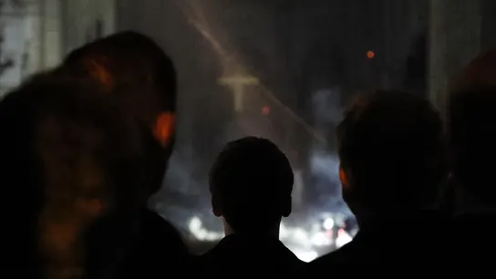 El presidente de Francia, Emmanuel Macron (c), mira hacia el interior de la catedral de Notre Dame mientras esta se incendia este lunes, en París El presidente de Francia, Emmanuel Macron (c), mira hacia el interior de la catedral de Notre Dame mientras esta se incendia este lunes, en París