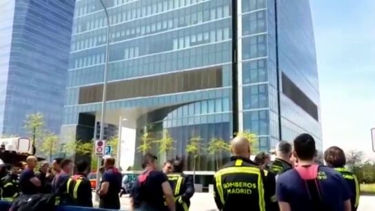 La Polic&iacute;a desaloja una de las cuatro torres de Madrid por amenaza de bomba