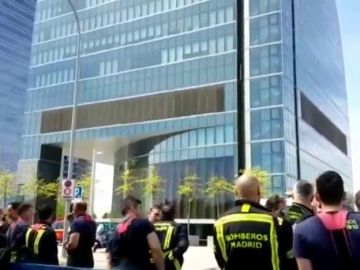 La Policía desaloja una de las cuatro torres de Madrid por amenaza de bomba La Policía desaloja una de las cuatro torres de Madrid por amenaza de bomba