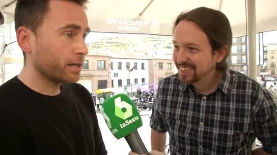 El día que un alcalde del PP se acercó a escuchar a Pablo Iglesias: "Cualquier día sustituyes a Pablo Casado" El día que un alcalde del PP se acercó a escuchar a Pablo Iglesias: "Cualquier día sustituyes a Pablo Casado"