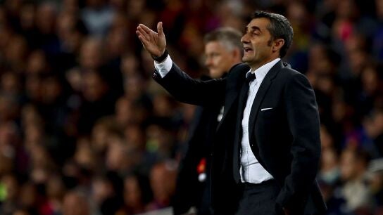 Ernesto Valverde da instrucciones sobre la banda del Camp Nou